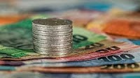 SGD tests top of MAS band as RHB sees limited upside ahead