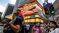 Singaporeans Flock to Malaysia for Bargains as Dollar Hits Record High