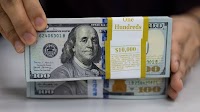 A Key Gauge Signals Waning Demand for US Dollar in $7.5 Trillion Market