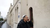 Man arrested for brandishing knife at Jews near Paris