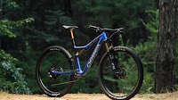 The Orbea Oiz 2025 is updated with a new integrated handlebar, dropper post and remote lockout