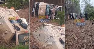 Viatura da Polícia Militar capota na BA-275, no extremo sul da Bahia; um agente fica ferido