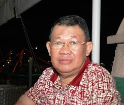 ... mantan Kadis Pendidikan, Pemuda dan Olahraga yang saat ini menjabat Ketua KONI Kota Tanjungpinang hanya diam saja sambil mengumbar senyum. - kota-tanjungpinang