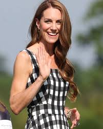 Kate Middleton camponesa? Princesa usa vestido midi xadrez para apoiar príncipe William