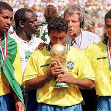 Romário se coloca entre os cinco maiores da história, avalia seleção e aponta favoritas na Copa