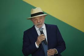 Lula sanciona piso do frete e veta anistia a caminhoneiros que bloquearam estradas em 2022