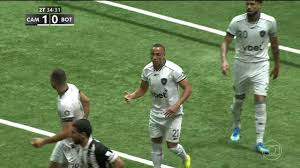 Aos 34 min do 2º tempo - cabeceio para fora de Cassiera do Atlético-MG contra o Botafogo