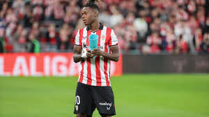 Nico Williams recibe el premio al mejor gol de noviembre