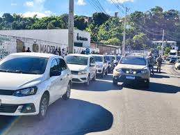 Motoristas por aplicativo e motaxistas se unem a caminhoneiros em carreata pela redução do ICMS