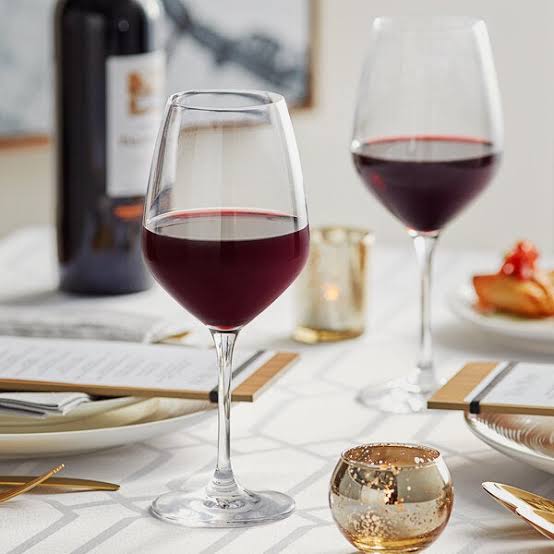 Ly dáng Bordeaux phù hợp với vang đậm đà 