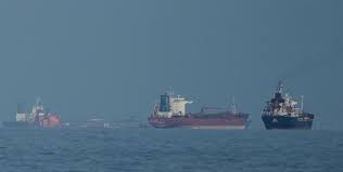 Cuatro barcos vinculados a Irán cruzan el Estrecho de Ormuz a pesar del bloqueo de EE.UU.