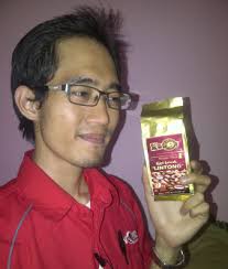 Mas Didik Kuswaro (Jakarta) bersama Kopi Luwak Lintong : Ibu Sestri dari Mustika Ratu bersama Kopi Luwak Gayo : - didik-kc3b6s-wr