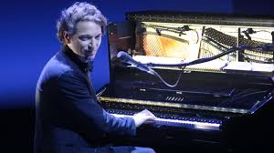 Le chanteur Raphaël en mode "Karaoké" à Istres : un spectacle entre cauchemar technologique et voyage intime