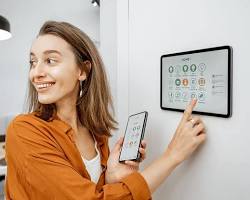 Изображение: person using a voice assistant to activate an energysaving mode in their smart home