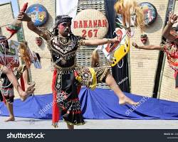 Gambar Ebeg/Kuda Lumping performance with dancers in colorful costumes