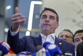 Embaixada do Brasil nos EUA ignora pedido de Flávio para conceder entrevista no local
