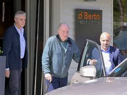 El emérito y su tradición gallega: el rey don Juan Carlos I reaparece en su marisquería favorita