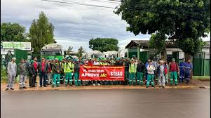 Garis protestam na Solurb por PL de piso salarial em CG
