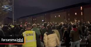 Celtic-Roma, il corteo dei tifosi giallorossi verso lo stadio