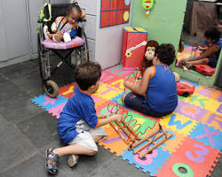 Imagem de Crianças com deficiência aprendendo em uma sala de recursos multifuncionais