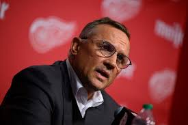 Steve Yzerman steps down as GM of Red Wings