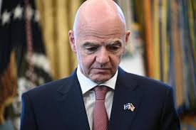 Federações inglesa, sueca, sérvia e galesa retiram apoio à reeleição de Gianni Infantino
