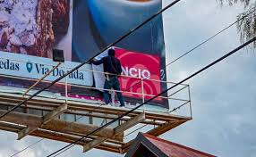 Pachuca retirará publicidad instalada en viviendas; está prohibido y son riesgo ante vientos