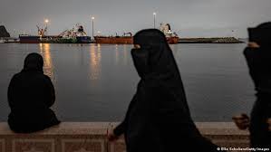 Irán autoriza tránsito de buques con ayuda a través de Ormuz