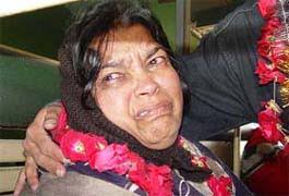 Ms Rashida Begum, an Indian who married in Pakistan about 30 years ago, bursts - ind2