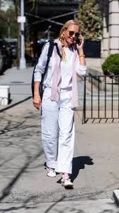 Uma Thurman a New York con le sneakers Onitsuka Tiger e Versace di cui parlano tutti