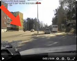 Poliisin video: Mopoilija kaasutti karkuun – ajokissa kaikki pielessä