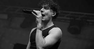 „Sind in tiefer Trauer“: „Nur ein Wort“-Sänger Rowli stirbt unerwartet mit 23 Jahren