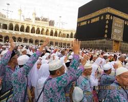 Gambar Jamaah umroh sedang tawaf