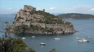 Persecución en Ischia: Arrestan a hombre tras embestir a policía con lancha robada