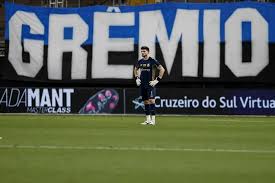 Fora da lista de relacionados, Tiago Volpi negocia saída do Grêmio