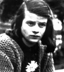 A 70 anni esatti (il processo si svolse il 22 febbraio del 1943) dalla condanna a morte di Sophie Scholl e dei ragazzi della &#39;Rosa Bianca&#39;, un testimone ... - 04-sophie-300x336