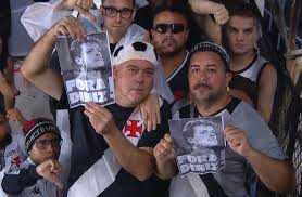 Torcedores protestam contra Fernando Diniz em São Januário