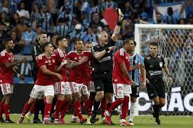 O que dizer do lance de Arthur em Borré e as outras polêmicas do Gre-Nal 450