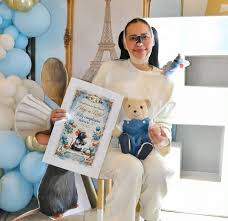Sandra Cuevas celebra cinco años junto a su oso de peluche Danielle