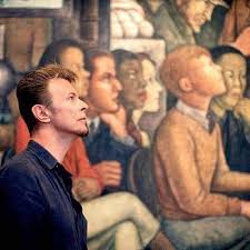 David Bowie frente a un mural de Diego Rivera mientras visitaba el Palacio de Bellas Artes en la Ciudad de México en octubre de 1997. HIPPIES DEL MUNDO ☮️🌻