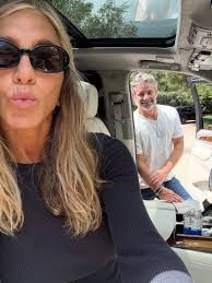 O amor anda no ar. Jennifer Aniston partilha fotos raras com o namorado e mostra-se de férias com mais celebridades