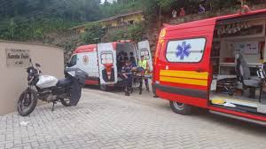 Motociclista sofre ferimento no crânio após colidir contra muro em Brusque