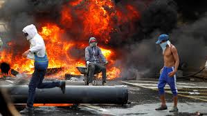 Resultado de imagen para jóvenes que hacen violencia en Venezuela.