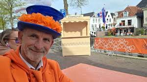 Met stempelpost in Dokkum: oranjefan Johan Vlemmix wil koning verrassen