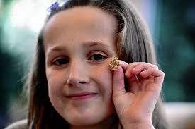 Niamh Chalmers, 10, raced to the rescue when school-pal Ellie Towers plunged under the water at a pool party. LIFESAVER... Niamh Chalmers with her gold Blue ... - C_71_article_1405711_image_list_image_list_item_0_image-605900