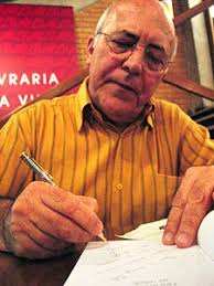 Anselmo Gomes). Elias José em sessão de autógrafos na Livraria da Vila, São Paulo. (Foto: Anselmo Gomes). Tempo. Passou o tempo de roubar amoras, - elias-jose