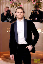 'Hamnet' Stars Paul Mescal, Jessie Buckley, & Joe Alwyn Arrive at Golden Globes 2026