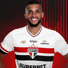 Dória assina contrato de dois anos e reforça a defesa do São Paulo