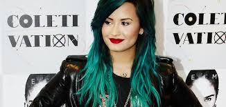 Resultado de imagem para demi lovato de cabelo colorido