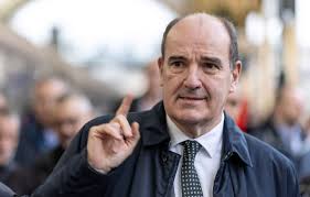 A bord d’un TGV avec 4h30 de retard, Jean Castex sert lui-même les repas